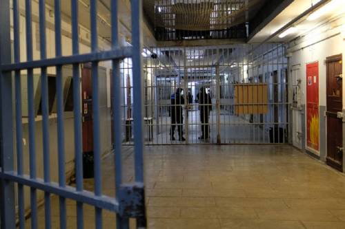 Lanciano, i detenuti si ribellano: carcere devastato e sputi agli agenti