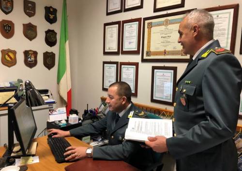 Riscuote il reddito di cittadinanza ma vive all'estero: denunciato