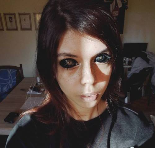 Tatuaggi sugli occhi e perde la vista