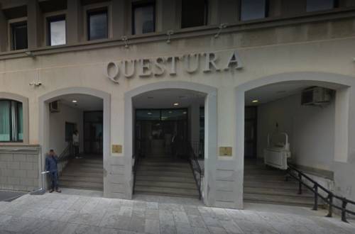 La furia dell'immigrato: i pugni, poi lo scippo Ma finisce ai domiciliari