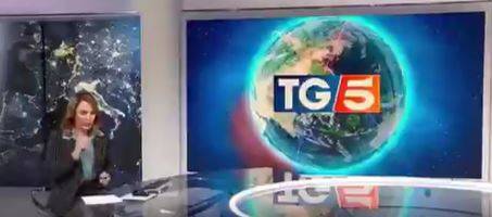 Panico Al Tg5 La Conduttrice Ha Un Attacco Di Tosse In Diretta Ilgiornale It