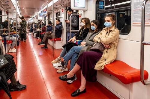 Coronavirus, le nuove regole: distanza di 2 metri e stop a eventi sportivi
