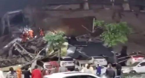 Crolla a Quanzhou l'hotel della quarantena. Sotto le macerie restano decine di contagiati
