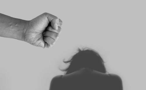 Rifiuta le avances, l'amica la difende e viene rapinata e sequestrata
