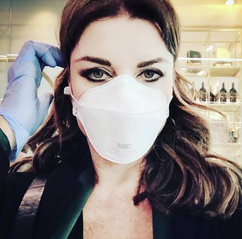 Alba Parietti: "I primi di marzo mi sono beccata il virus. Ora dono il sangue per guarire i malati"