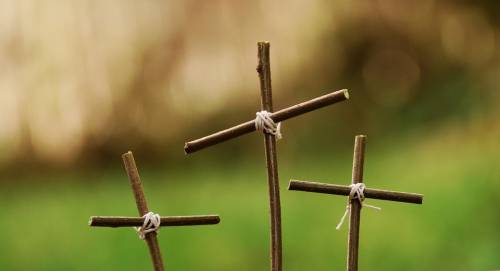 India, fanatici fanno togliere la statua di Gesù e le croci dal cimitero