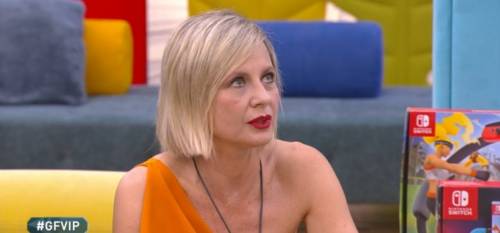 Antonella Elia senza freni: "Buttiamo l’immondizia nel letto di Fernanda"