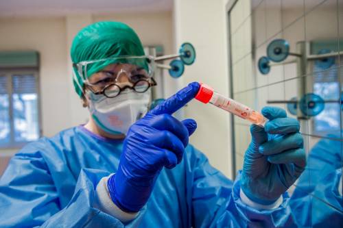 L'errore nei test, ecco perché si torna positivi dopo due tamponi negativi
