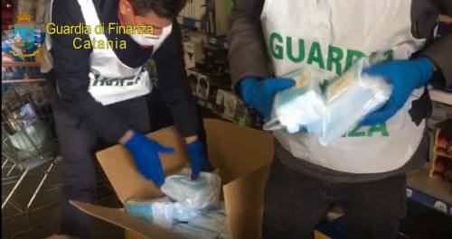 Produceva mascherine abusivamente e le vendeva a 15 euro: denunciato