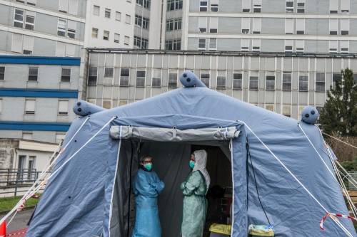 Napoli richiama in corsia il 'medico del colera' per combattere il Covid-19