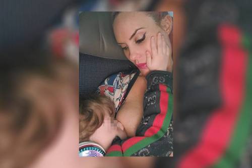 Coco Austin, allatta la figlia e sfida i social: "Mentre il mondo sta finendo tu succhia il mio amore"