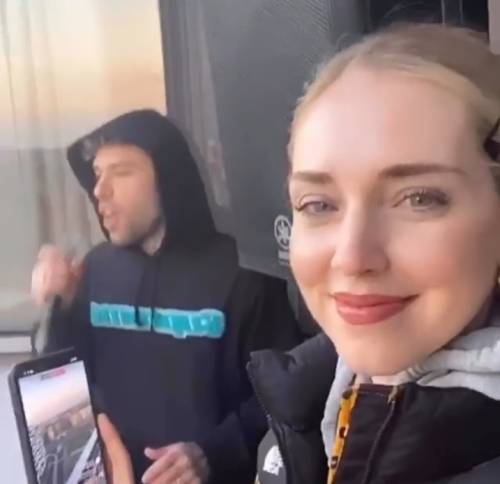 Fedez dice stop alle dirette dal balcone: "In segno di lutto per i tanti morti”