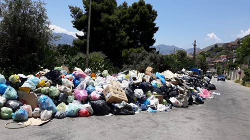 Ama, netturbini a casa per paura del coronavirus: “I rifiuti possono contagiare”