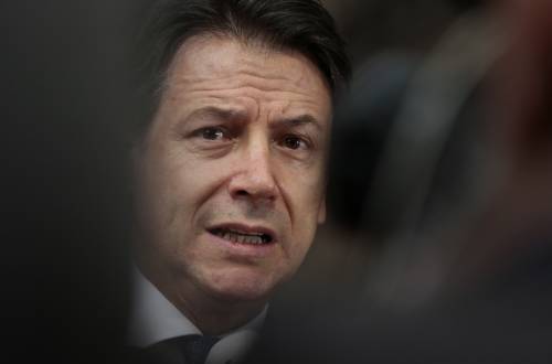 Virus, Conte firma il decreto: chi potrà andare a lavoro