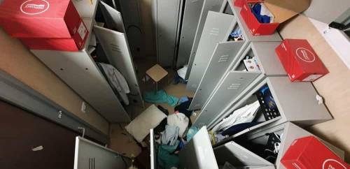 I medici in corsia per l'emergenza e i ladri svaligiano gli spogliatoi