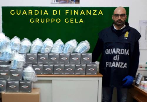 Mascherine scadute nel 2011 vendute a 15 euro al pezzo: denunciato farmacista