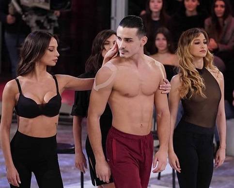 La piccata risposta di Valentin ad Amici: "Non seguo la massa dei finti perfetti"
