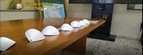 La coppa da reggiseno come mascherina in vendita: scattate le denunce