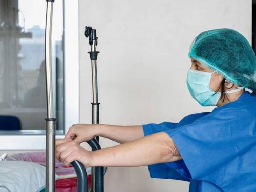 Chi deve curarci è contagiato. La "bomba" medici col virus