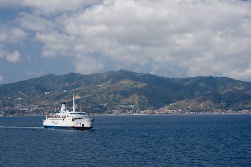 Nuove regole per lo Stretto: merci non accompagnate e solo 4 corse