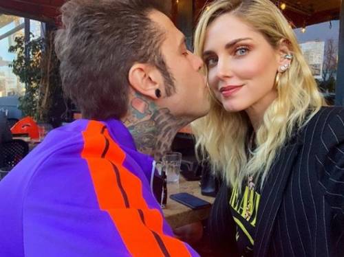Fedez invita Justin Bieber a uno dei suoi concerti dal balcone