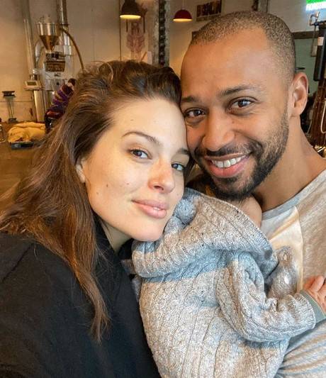 Ashley Graham: "Allattare è doloroso"