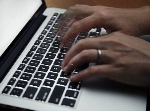 L'app che ci traccia tutti. Braccialetto agli anziani