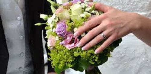 Matrimonio e foto sul lungomare con amici in tempo di Coronavirus: denunciati