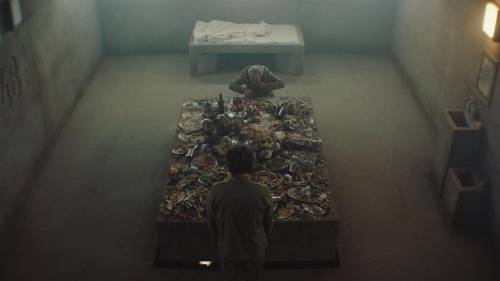 Su Netflix, "Il Buco": un grande film ma da evitare in quarantena