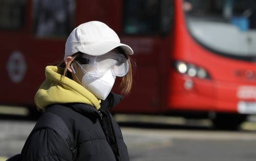 Sfatati i miti sul virus. Non sparirà con il caldo, lo smog non lo veicola