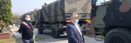Virus, sindaco onora le salme di Bergamo. Pd choc: "Carovana di morti"
