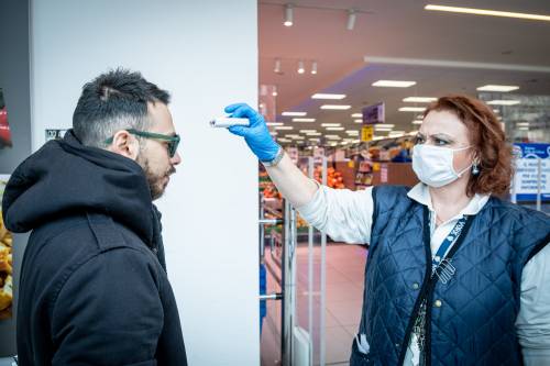 Termoscanner e fasce orarie per "over 65" nei supermercati lombardi