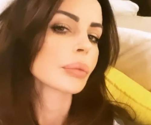 Nina Moric sui social: "Non mi sento bene, per la salute di tutti mi sono isolata"