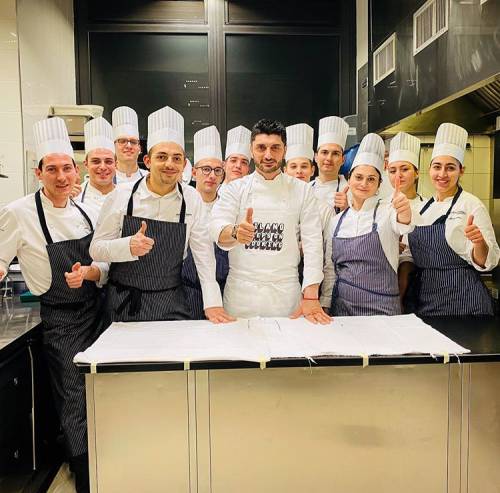 I maestri dei fornelli in gara "virale" con i piatti solidali