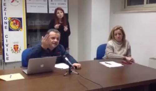 "Dove c.. stai andando?". Ora la voce del sindaco arriva dai droni in cielo