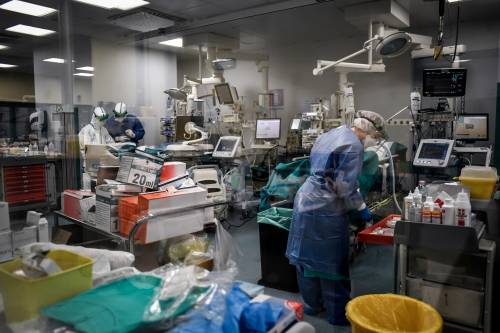 L'isolamento e i sintomi "fatali": perché ora muoiono pure i giovani