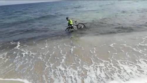 Otranto, ciclista si tuffa in mare per evitare la multa