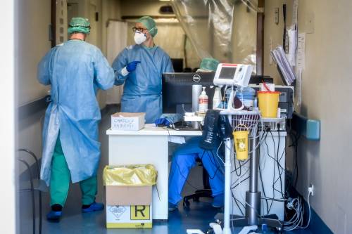 Coronavirus, trend dei positivi in calo. 837 morti in un giorno