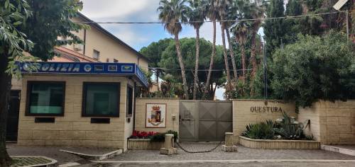 Pescara, magrebino aggredisce e deruba 63enne fuori dal supermercato