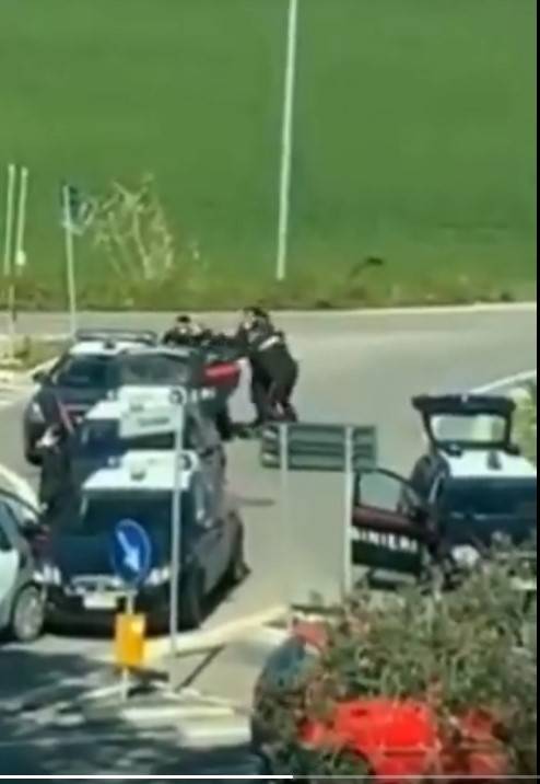 Sfonda il posto di blocco poi pesta militari: "Ho il virus"