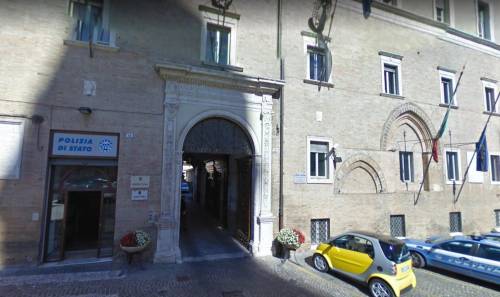 Macerata, nigeriano attacca passante e morde 2 agenti: subito libero