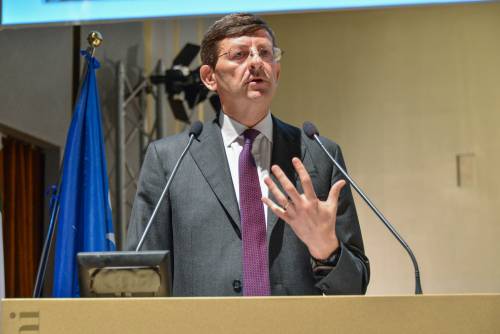 Coronavirus, il piano del governo: 450 esperti per non decidere