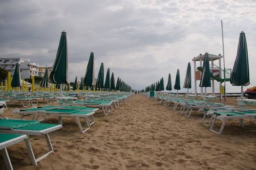 Spiagge in ordine sparso. C'è la "rete" antivirus