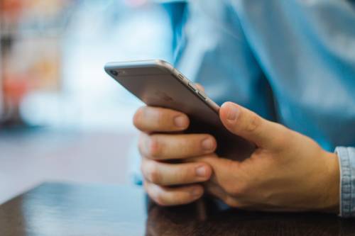 E il premier sbianchetta la app "Immuni". Potrebbe violare le regole di Apple e Google