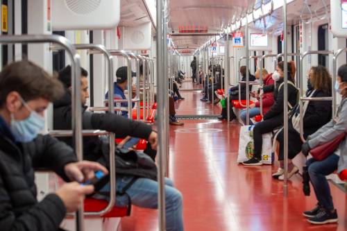 Metro, "rischio contagio alto". Vagoni pieni soltanto a metà