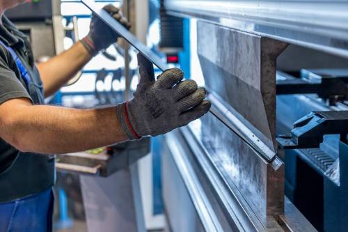 Al lavoro le fabbriche (secondo il protocollo)