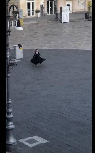 Lecce, balla la pizzica in piazza Sant'Oronzo per esorcizzare il Covid