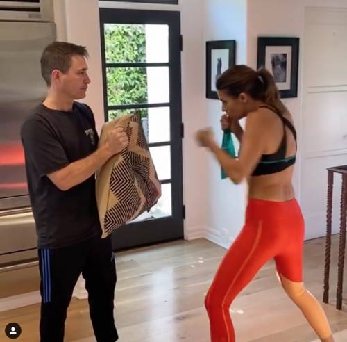 Elisabetta Canalis prende a calci e pugni il marito. Ma è un allenamento