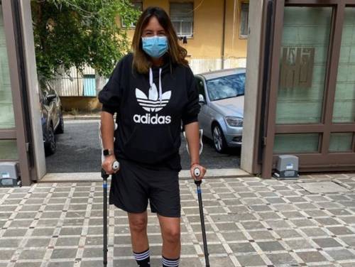 Incidente per Paola Perego, la foto con le stampelle sul web preoccupa i fan