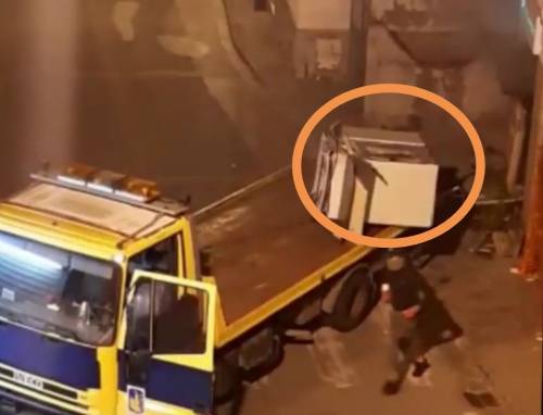 Empoli, ladri sradicano bancomat con un carro attrezzi
